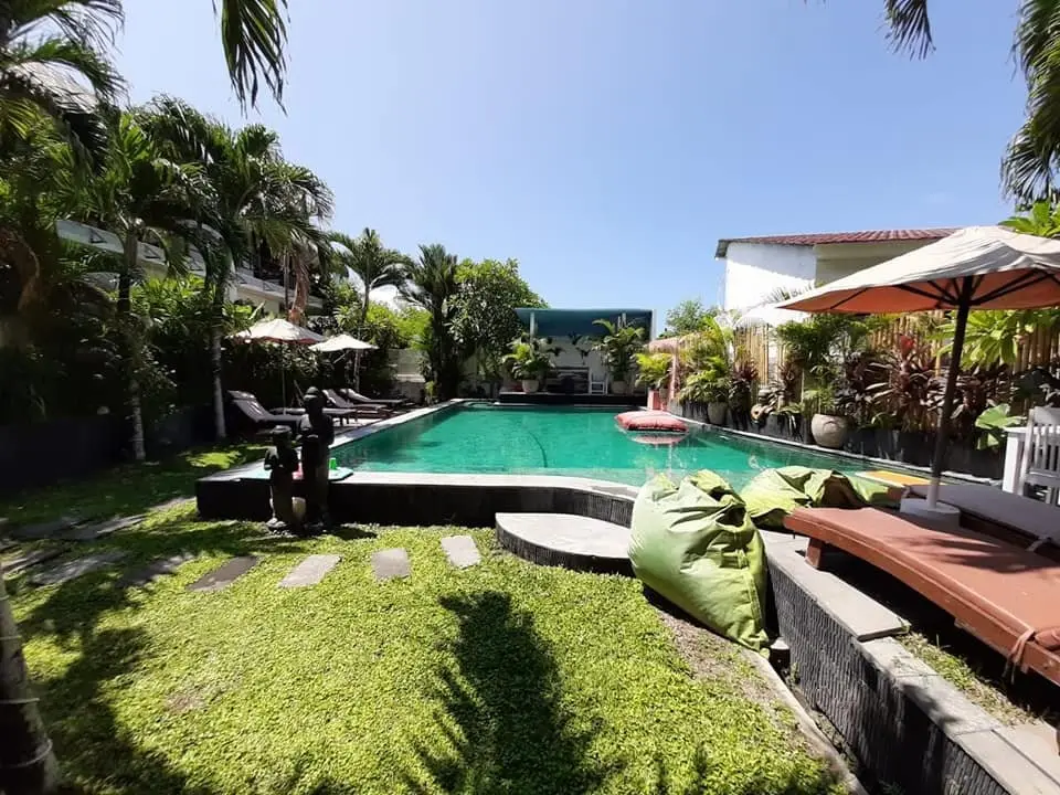 LUXURY POOL SUITE