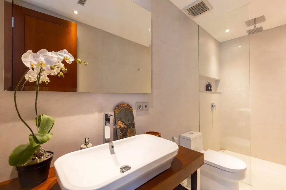 beautifully designed 3-bedroom townhouse — image 3