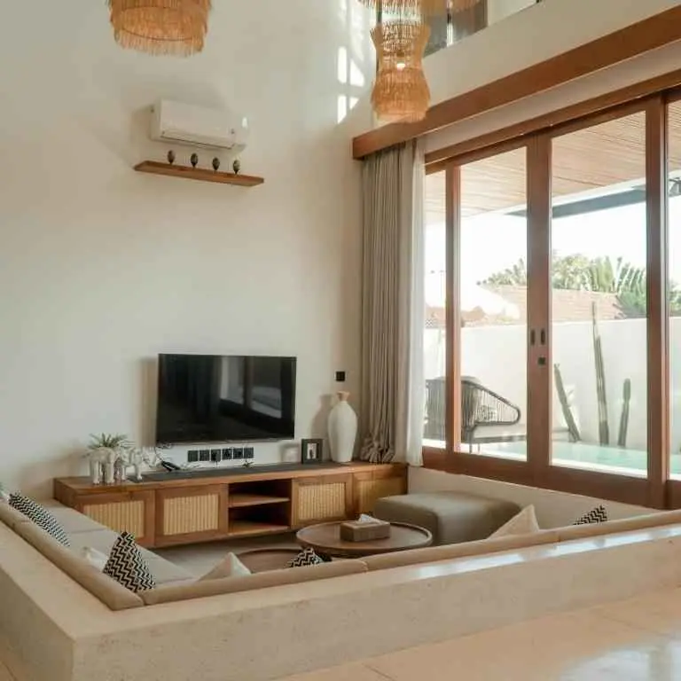 4 BEDROOM MINIMALIST SEMI-MODERN VILLA IN PERERENAN AREA. — image 1