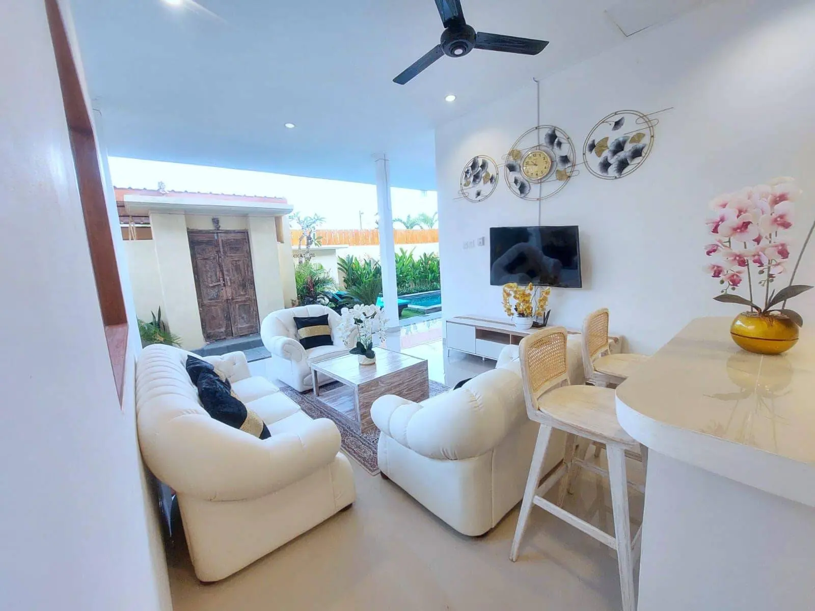 Brand new villa in Babakan — image 2