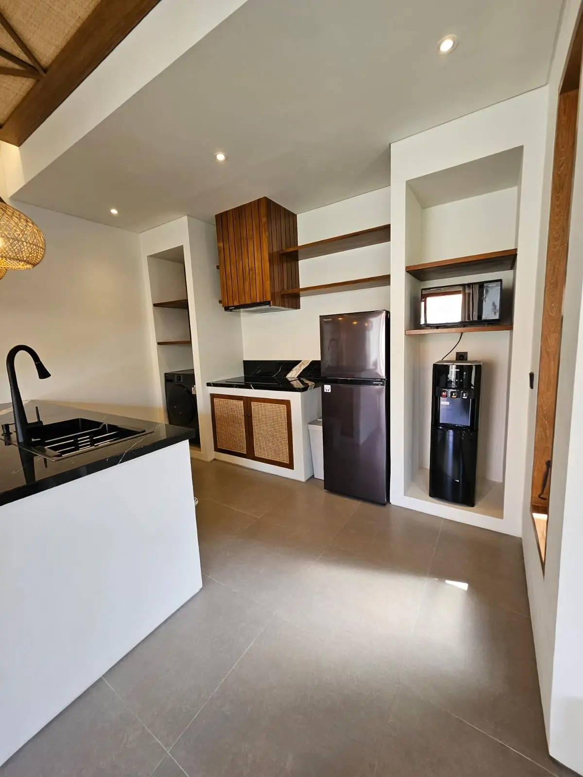 Sanur beachside 3 bed rooms villa available for monthly and leased hold sale — image 3