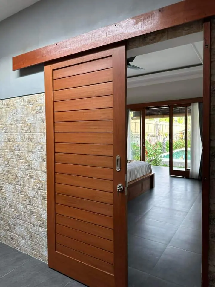 villa with swimming pool — image 4