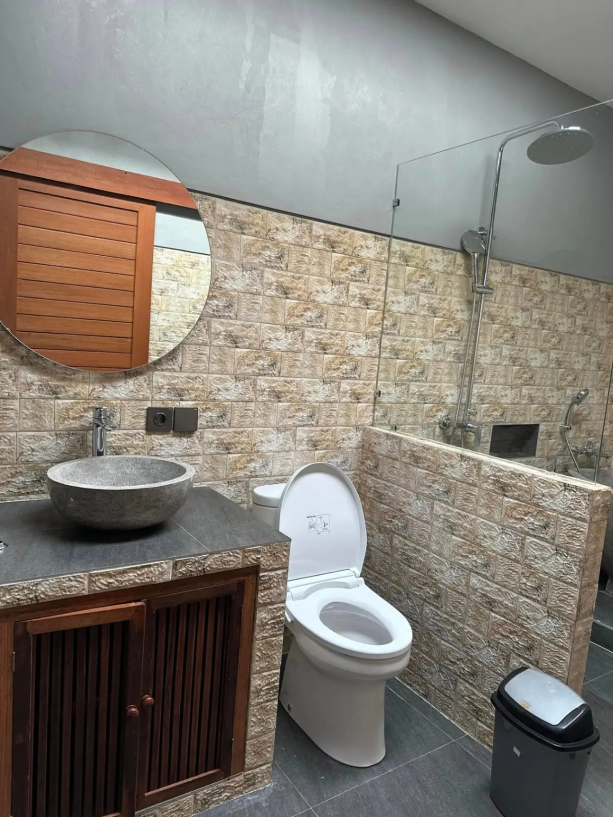 villa with swimming pool — image 2