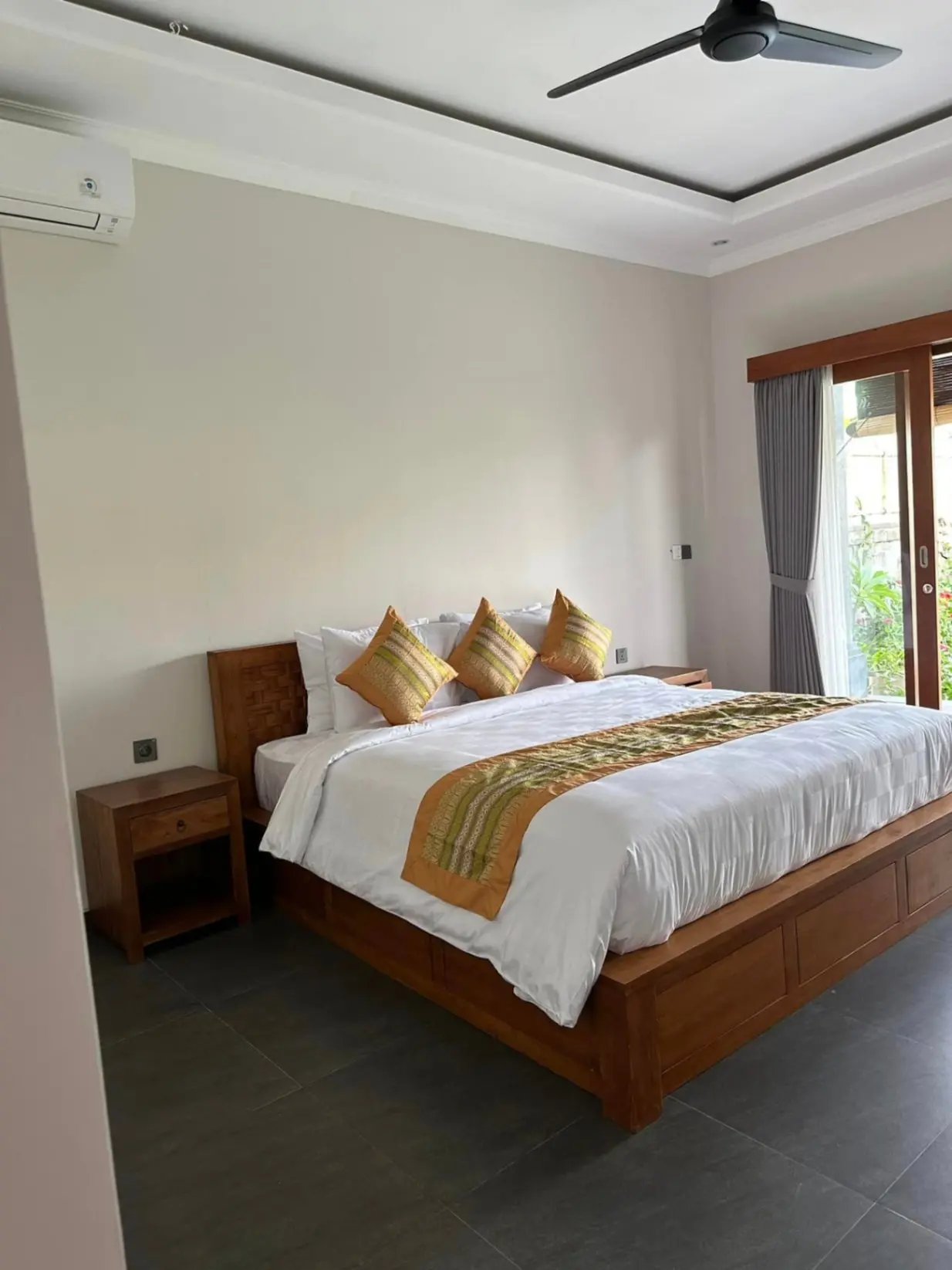 villa with swimming pool — image 1