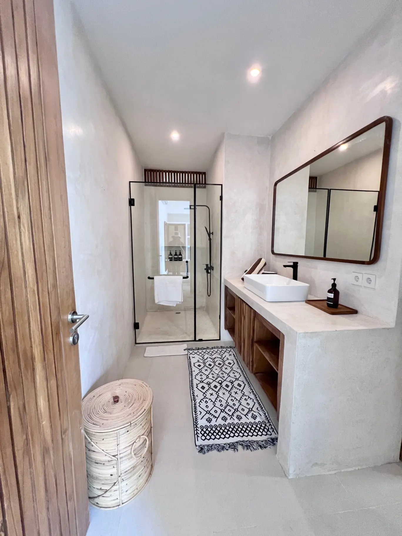 MODERN 1BR VILLA IN TUMBAK BAYUH — image 4