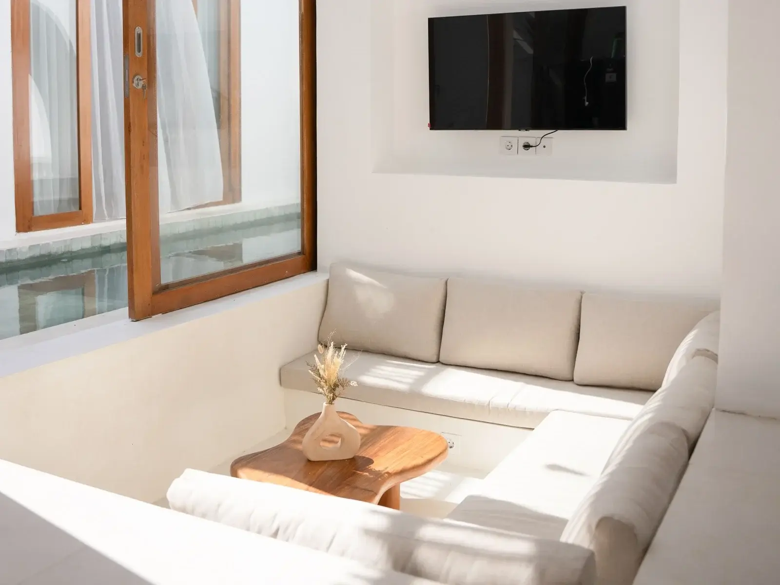 Modern 2 Bedroom Villa with Rooftop in Pererenan — image 2