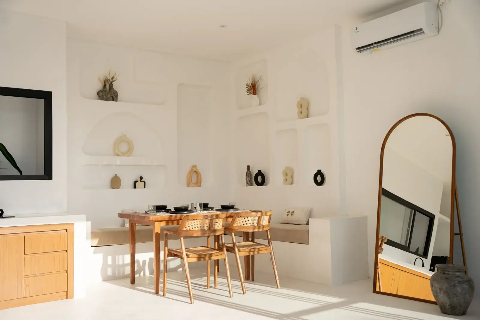 MODERN MINIMALIST 2 BEDROOM VILLA IN BERAWA — image 2