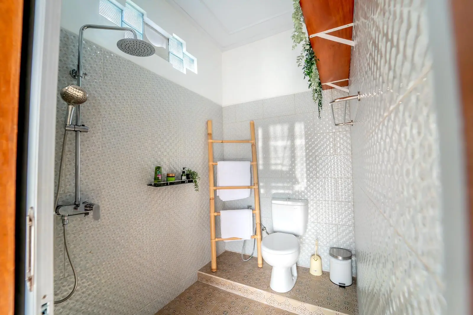 1 or 2 Bedroom Available in 3br villa Pererenan — image 3