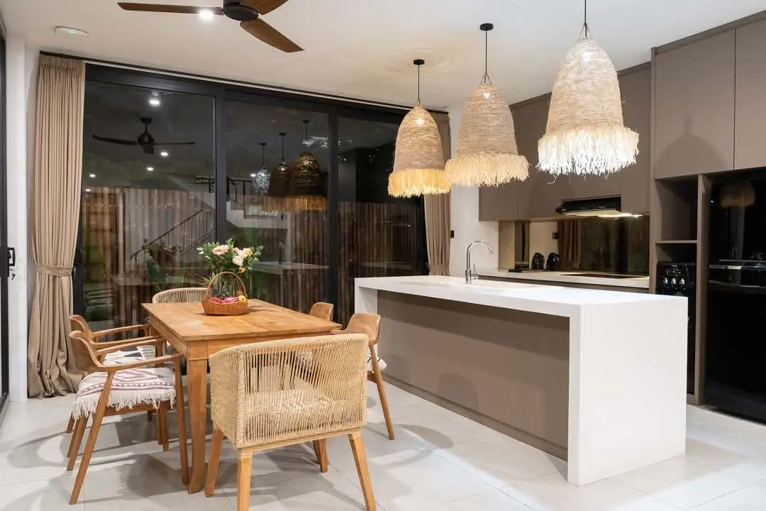 4 BEDROOM ELEGANT VILLA IN THE HEART OF CANGGU BATU BOLONG — image 3