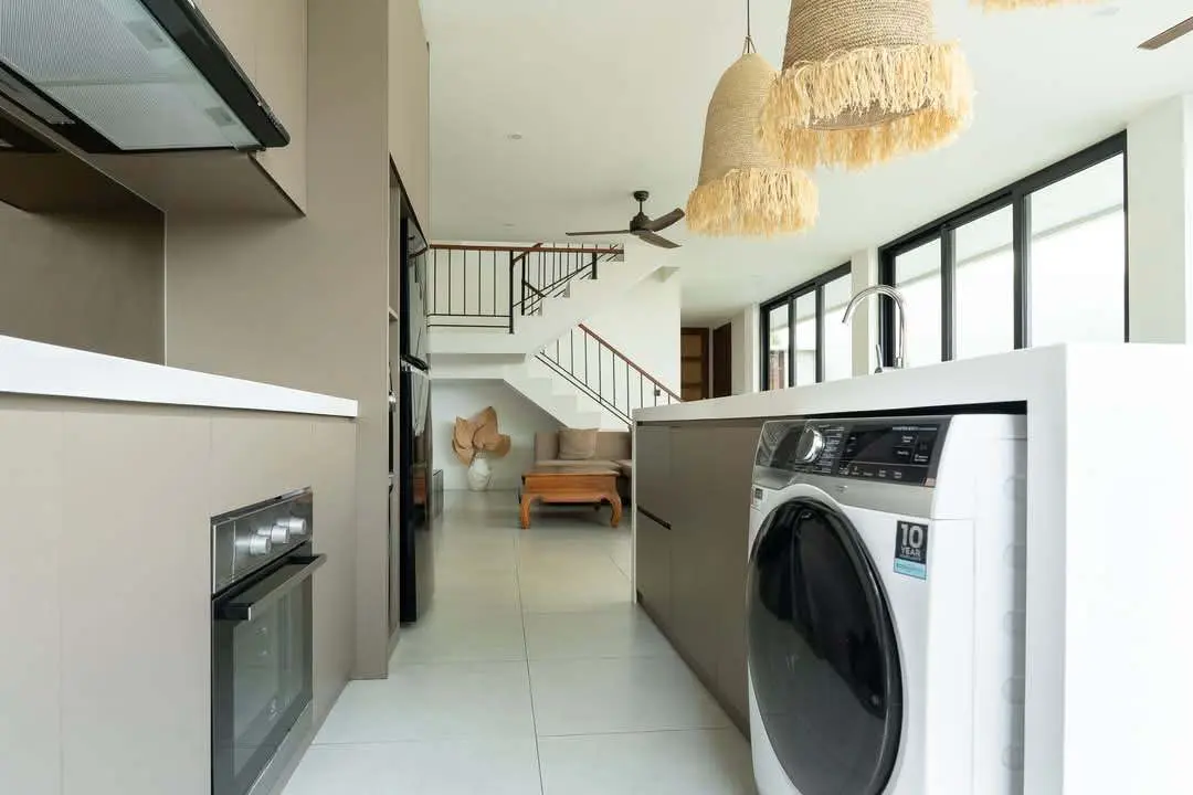 4 BEDROOM ELEGANT VILLA IN THE HEART OF CANGGU BATU BOLONG — image 2