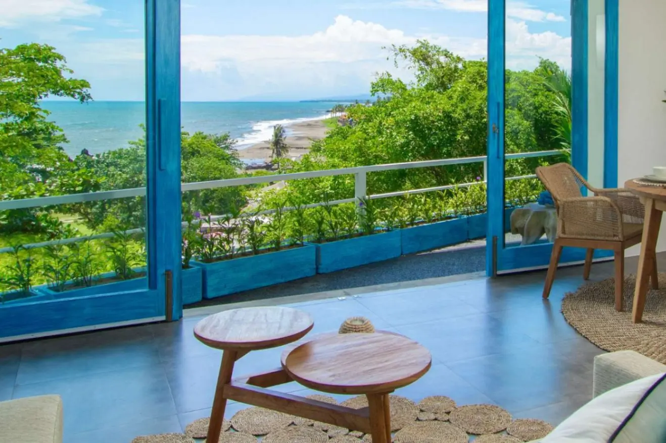 Oceanfront Apartment - Kedungu