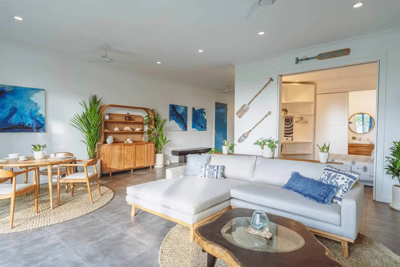 Beachfront Apartment - Kedungu