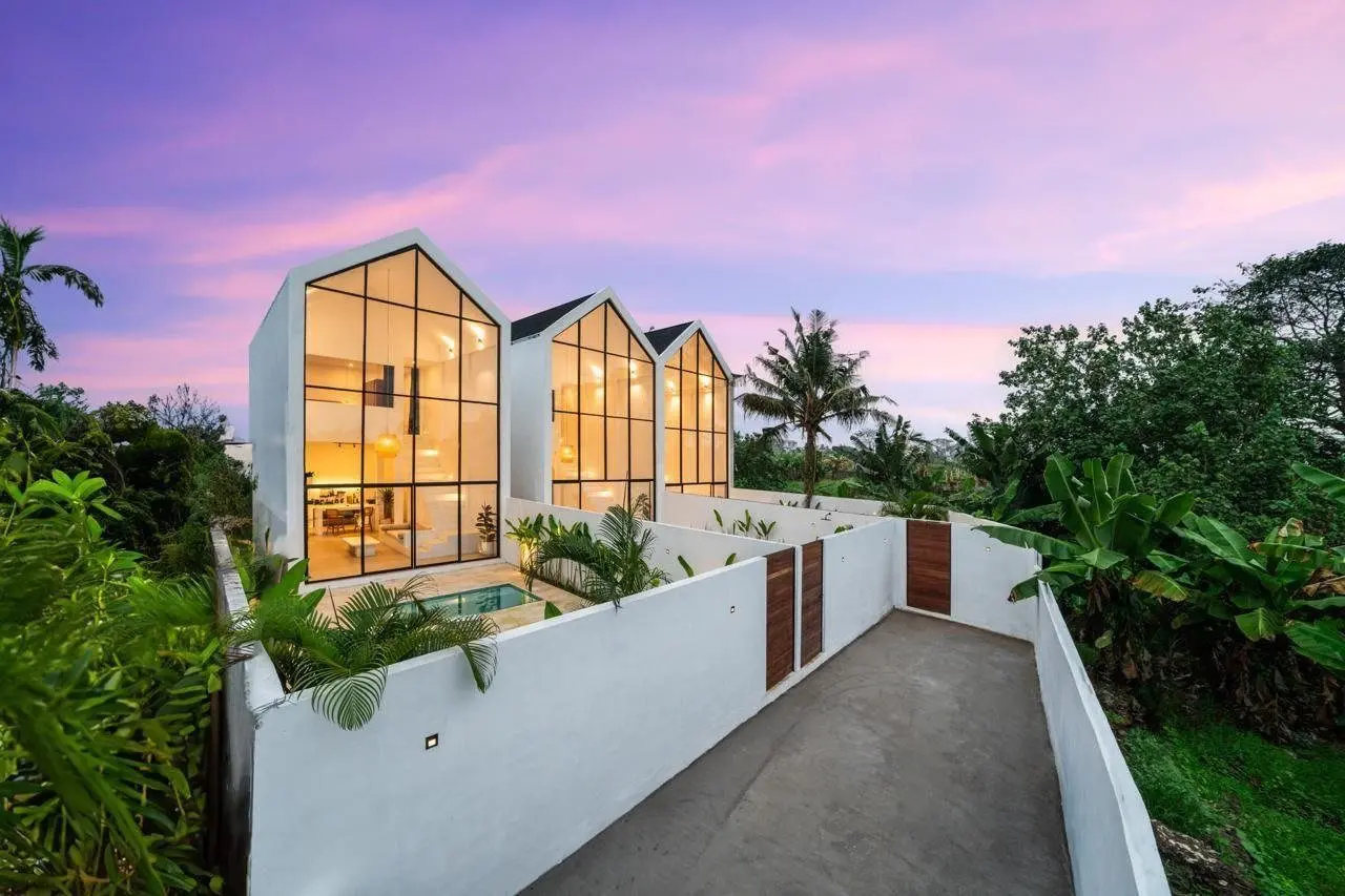 BRAND NEW MEZANINNE STYLED VILLA WITH 1 BEDROOM IN PANTAI LYMA — image 1
