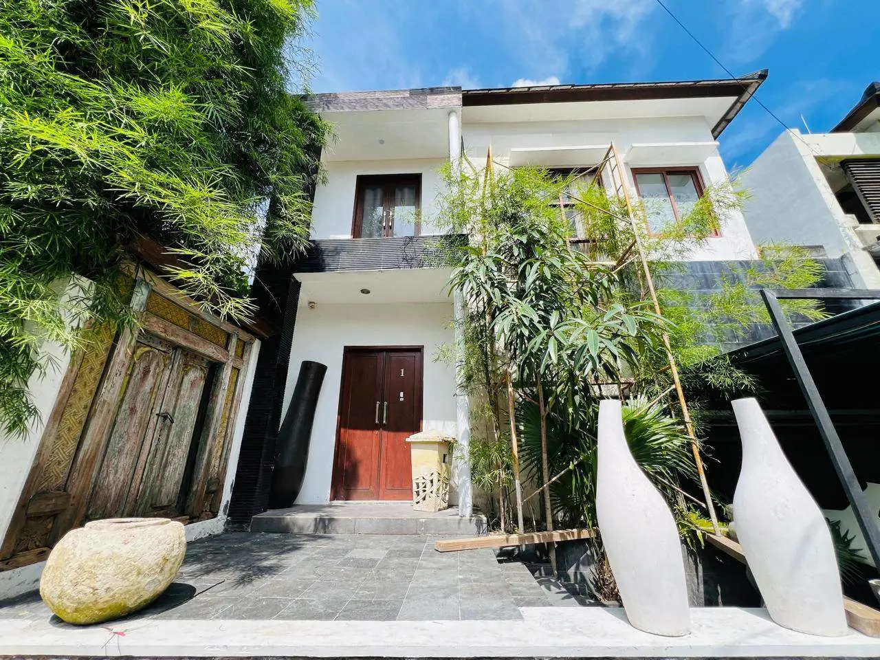 3 bedroom + office Private villa in complex Kerobokan Quiet area and No Construction nearby Close to Canggu and Seminyak — image 1