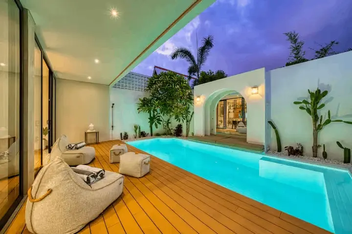 650m to Pererenan Beach! Lux 4bd Villa w/ Rooftop — image 3