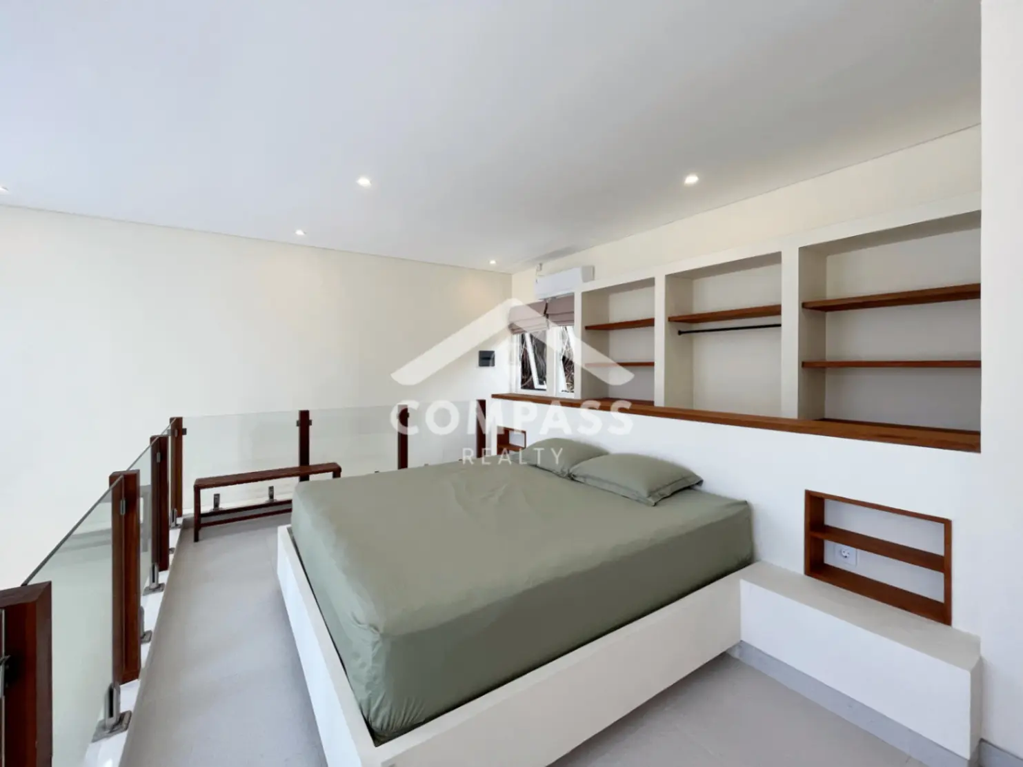Brand New 1BR Loft 400m from the Beach — image 2