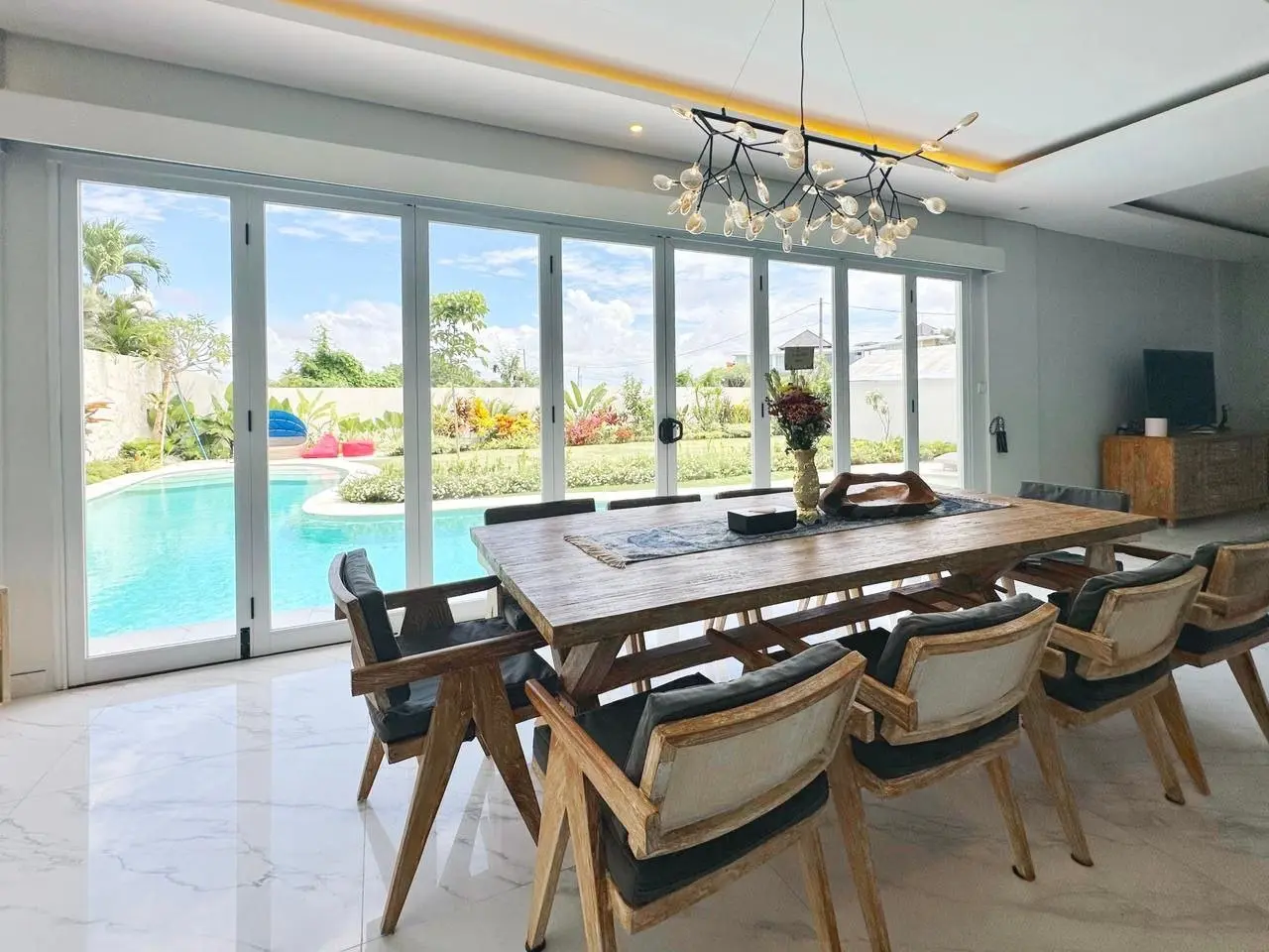 Luxury 5-Bedroom Beachfront Retreat — image 3
