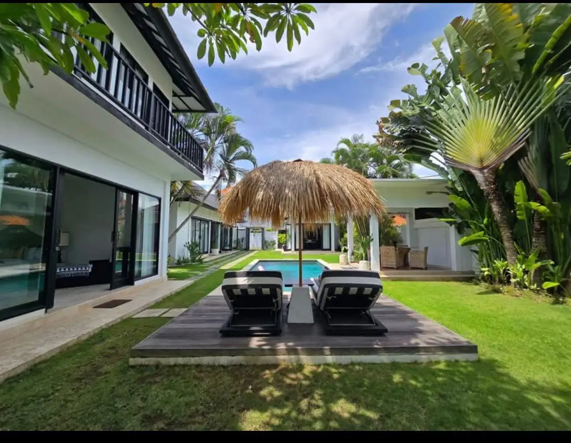 This luxurious and very spacious villa is located in the heart of Canggu. — image 1