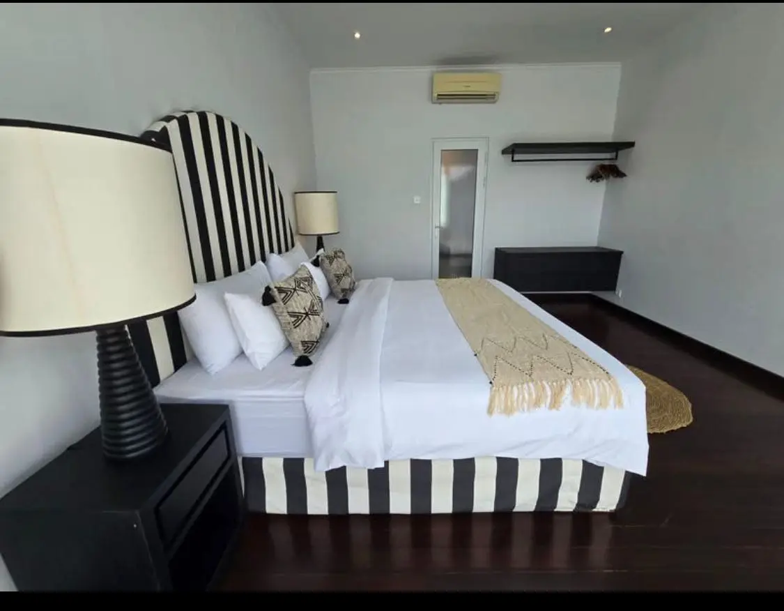 This luxurious and very spacious villa is located in the heart of Canggu. — image 3