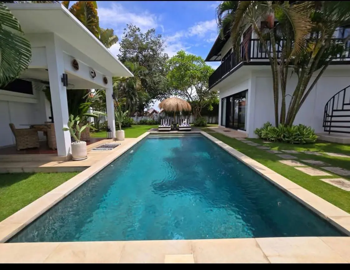 This luxurious and very spacious villa is located in the heart of Canggu.