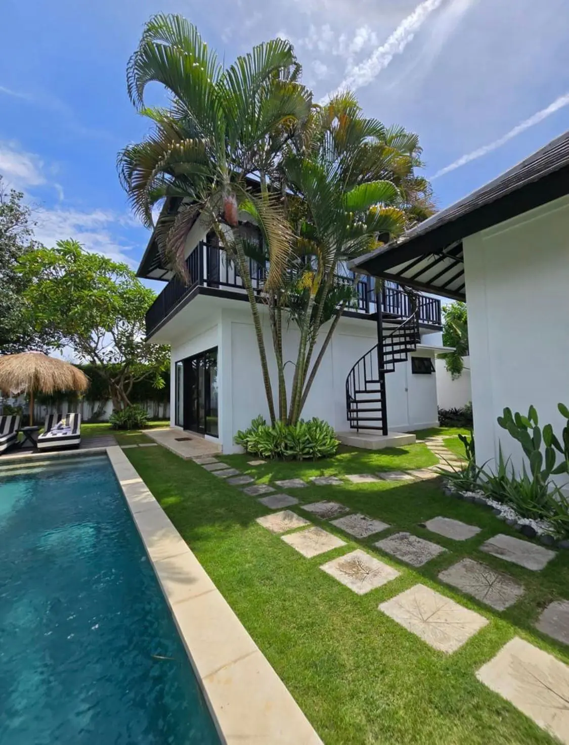 This luxurious and very spacious villa is located in the heart of Canggu. — image 4