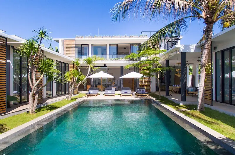 RARE OFFER - 4 BEDROOM BEACHSIDE VILLA — image 1