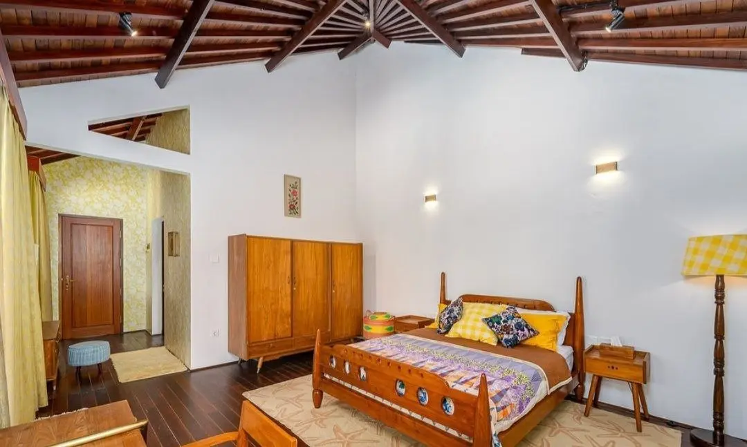 4 Bedroom Villa with Large Grounds in Kerobakan — image 3