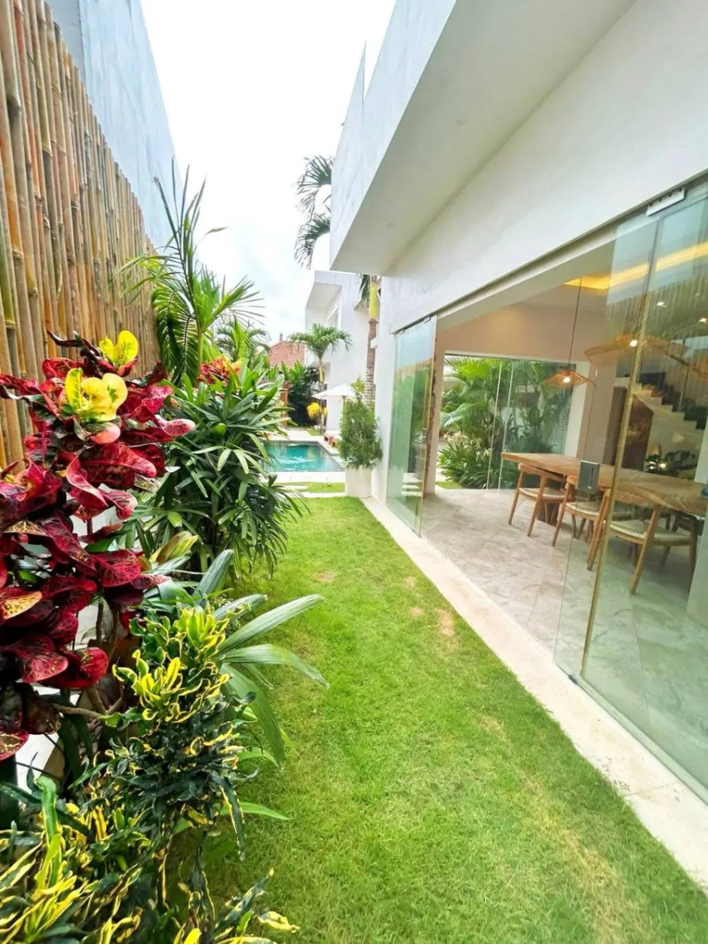 Villa with garden in Pererenan Canggu — image 1