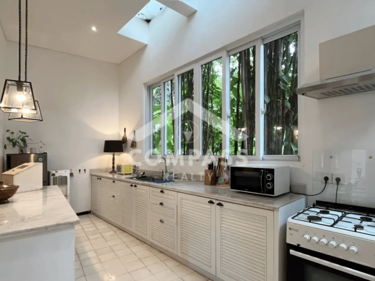 3BR Colonial Beauty in Canggu Central — image 4