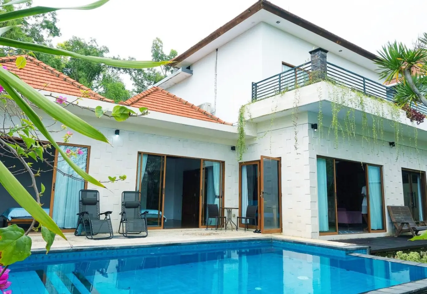 Experience luxury living in this beautifully renovated modern villa located in the serene Bukit area just minutes away from the pristine Nusa Dua Beach.
