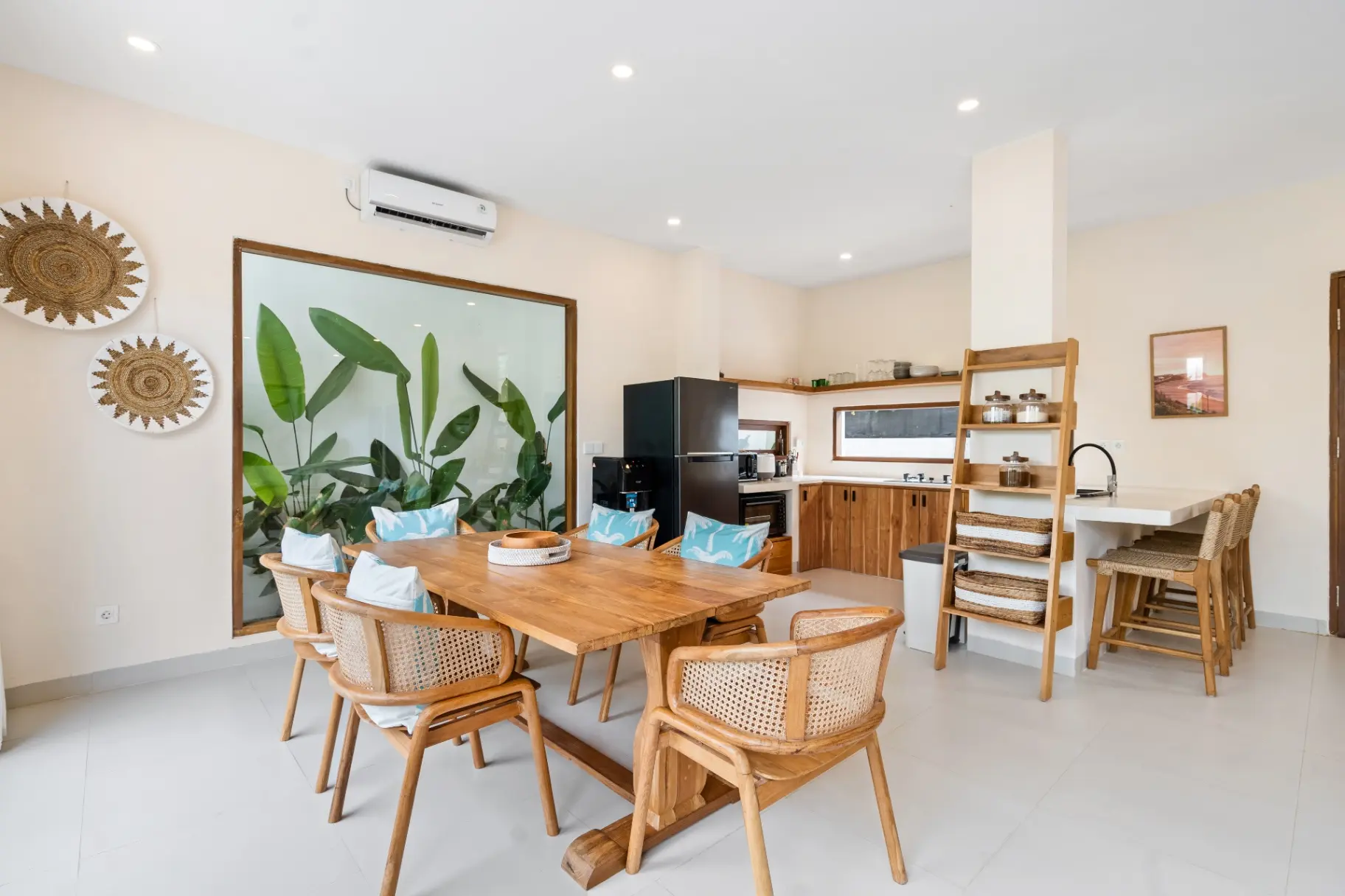 Roselle - 2BR Charming Canggu Villa Pool & Balcony — image 1