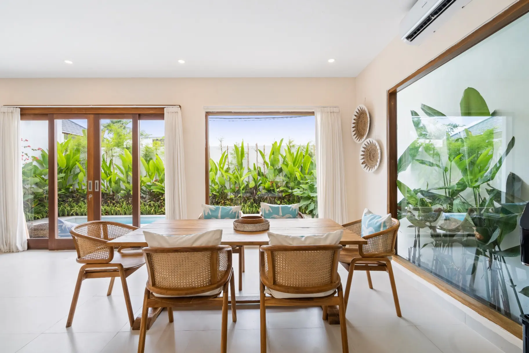 Roselle - 2BR Charming Canggu Villa Pool & Balcony — image 3