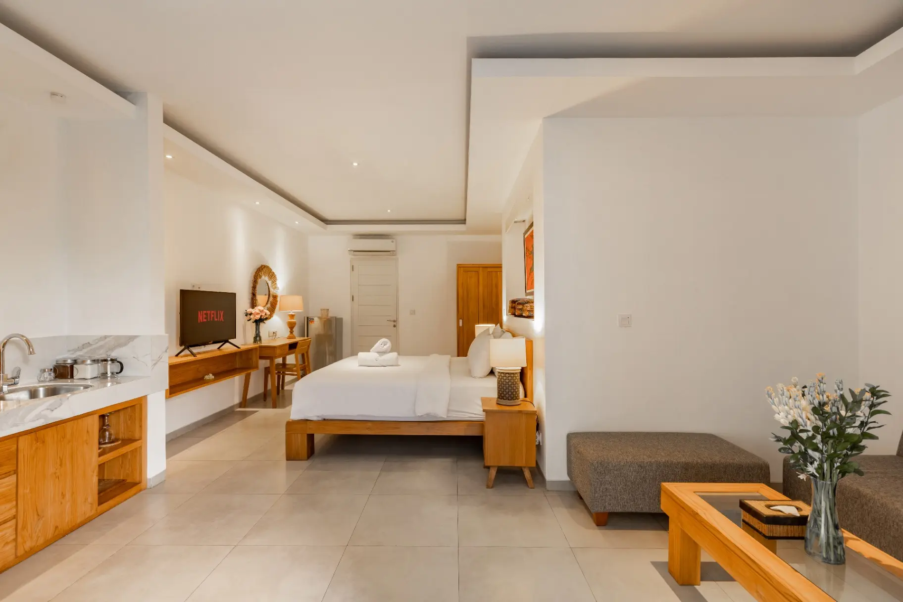 Stylish 1 BD Pvt. Apartment w/ shared kitchen&pool — image 4