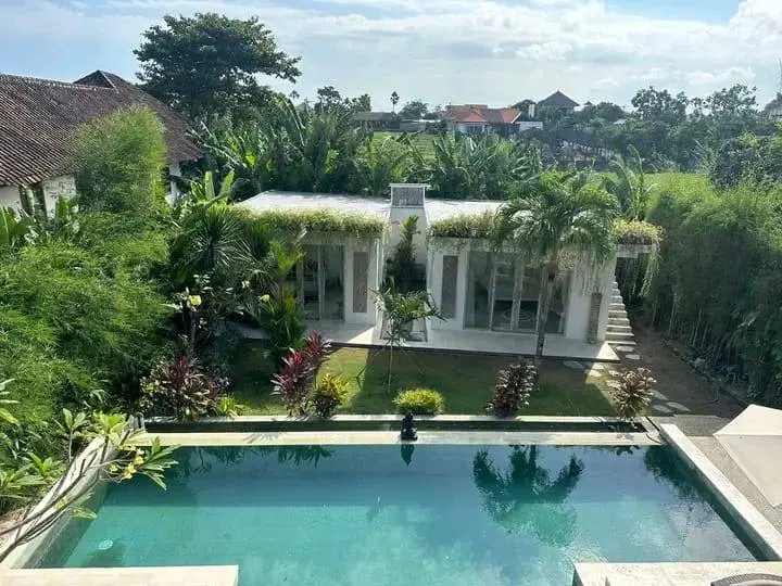 Villa 4 bedrooms for rent In Bumbak Umalas — image 3