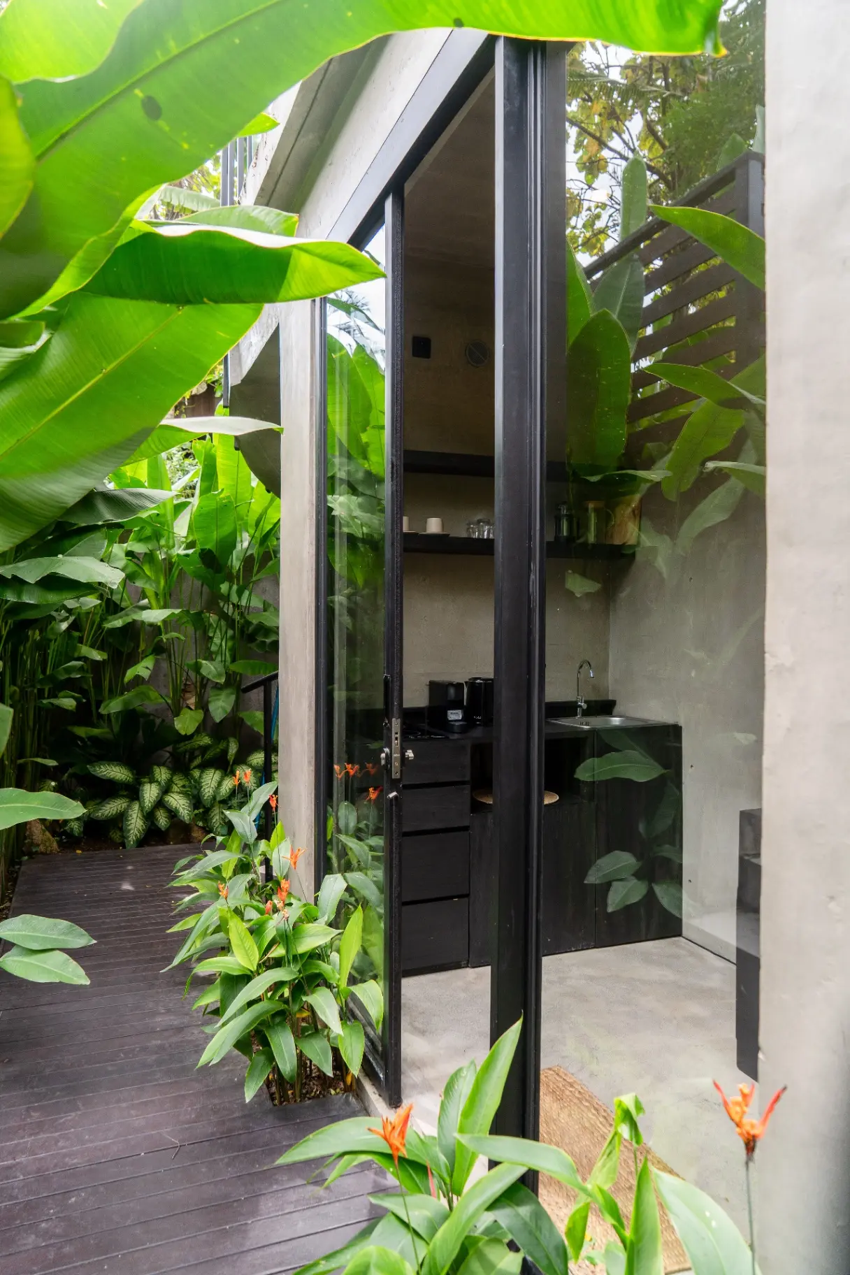 Luxurious Jungle View 1BR Villa for Your Escape — image 4