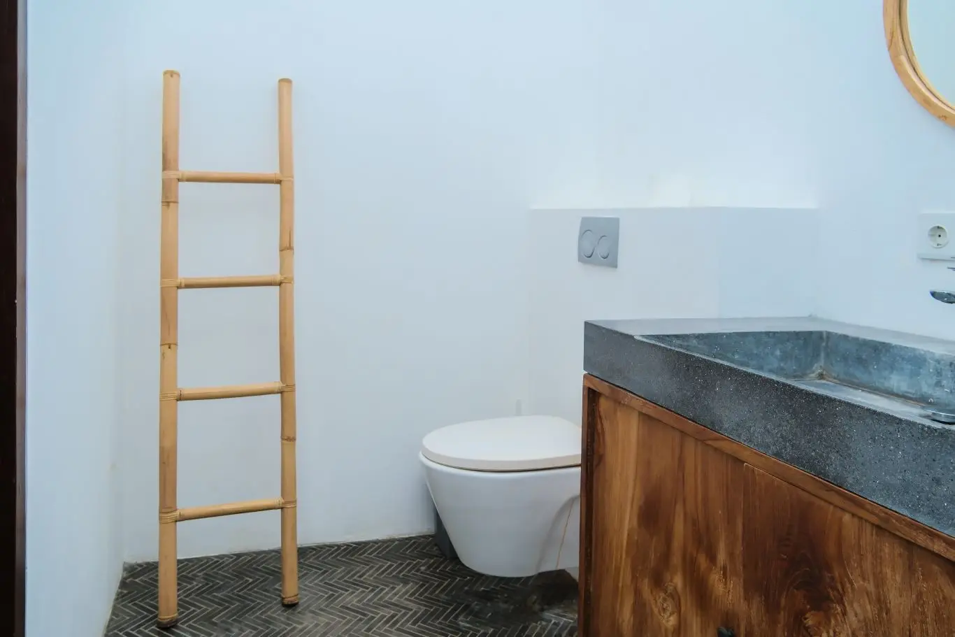 3-Level 1BR w/ Kitchen & View — image 1
