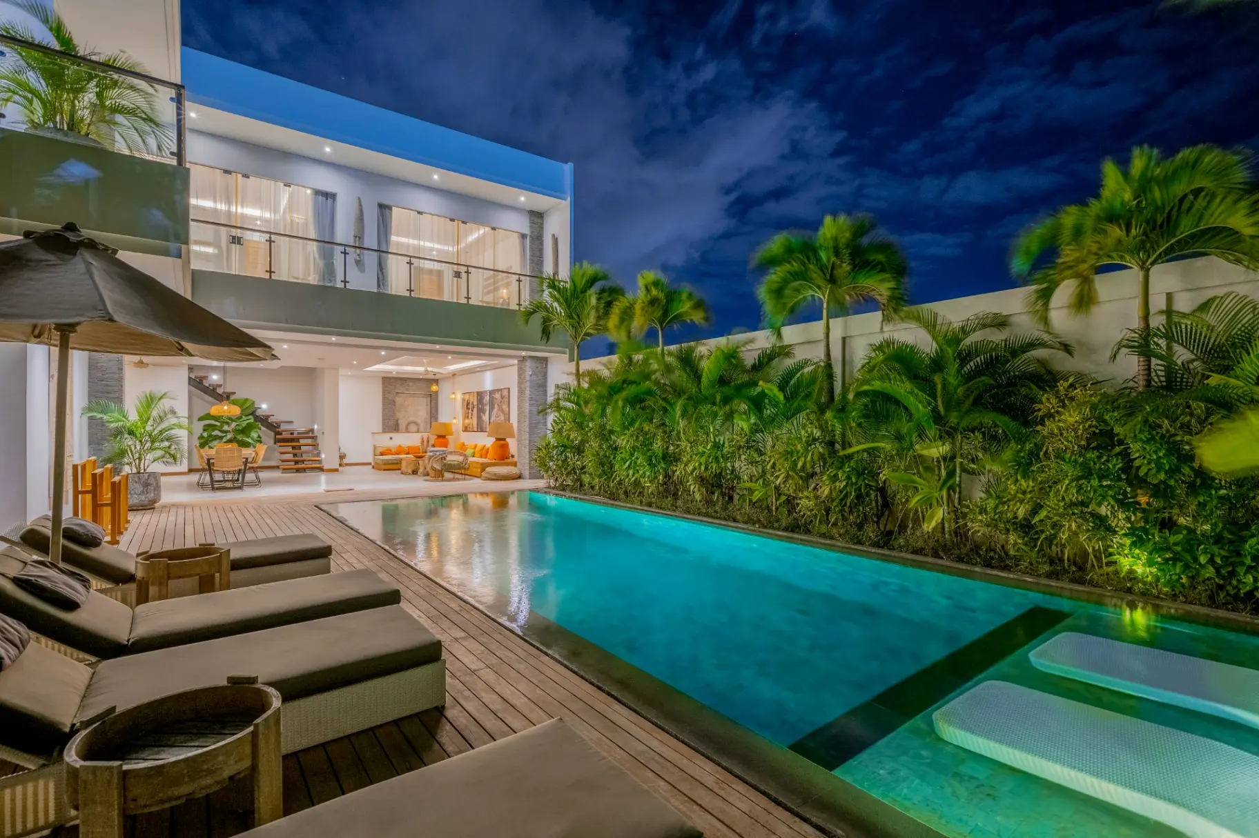 Luxury 4BR Villa w/ Spacious Pool Near Beach — image 1