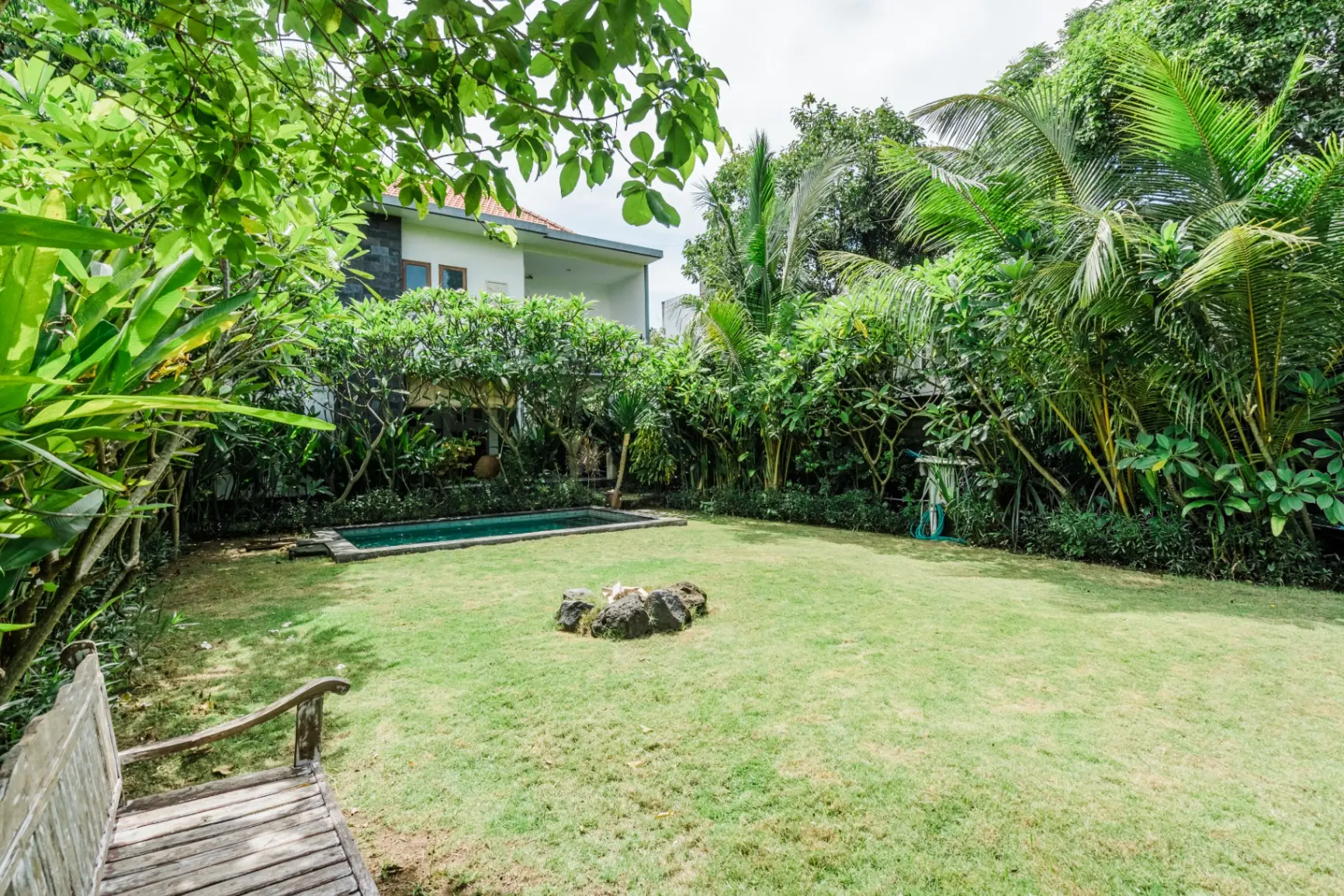 3BR Canggu Villa Beachside w/ PrivatePool & Garden — image 1