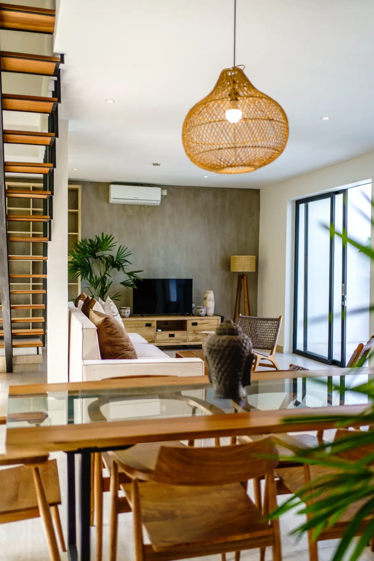 Joy - 3BR Charming Villa with Private Pool & Balcony — image 4