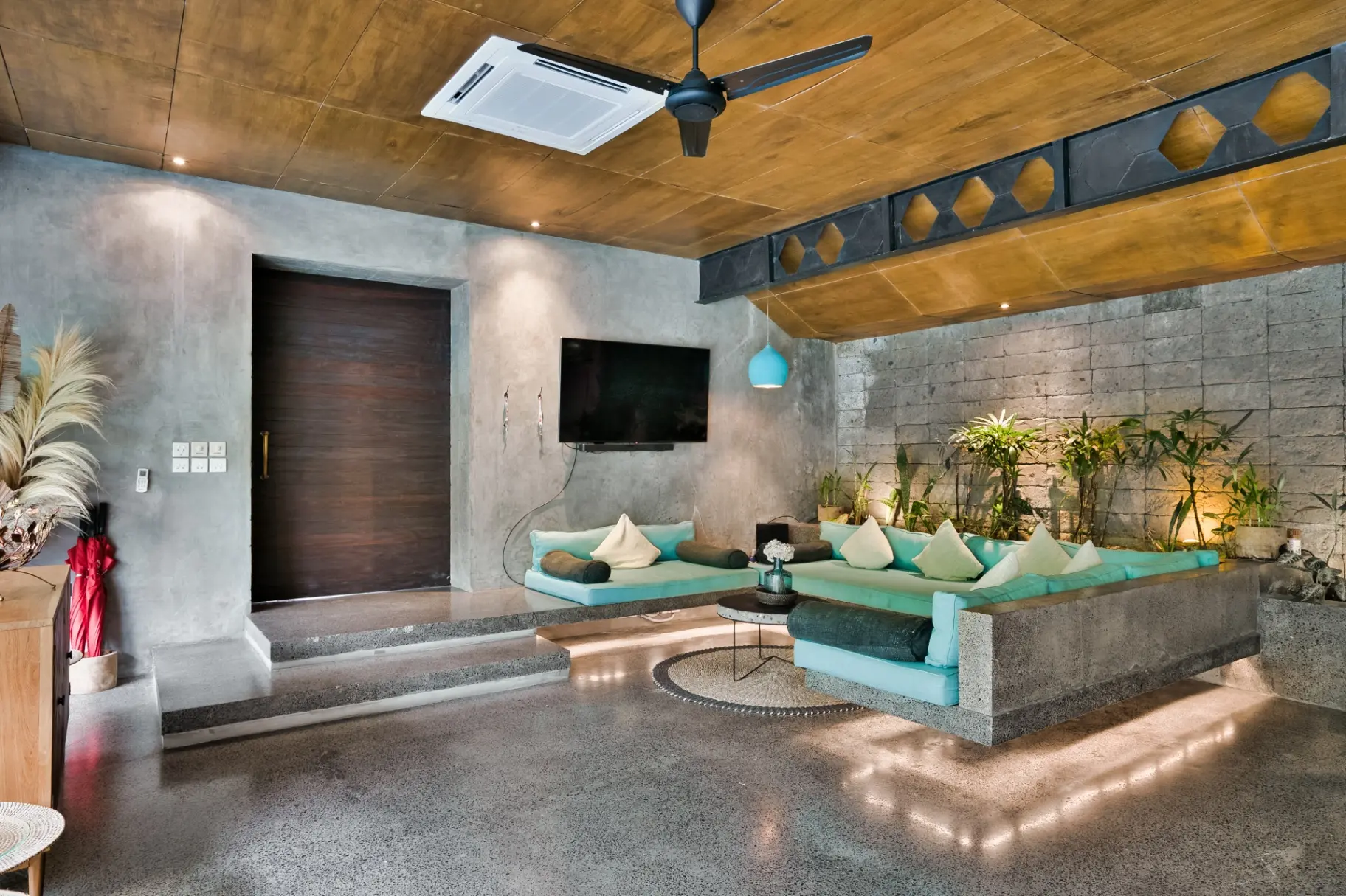 Majestic 5BR Private Villa near Batu Bolong Beach — image 3