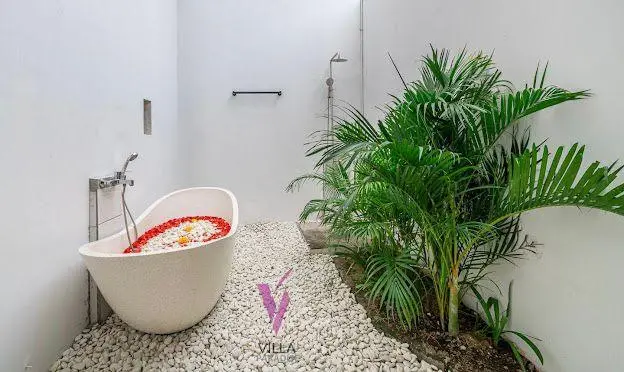 2 Bedrooms Kerobokan | Bathtub | Pool — image 1