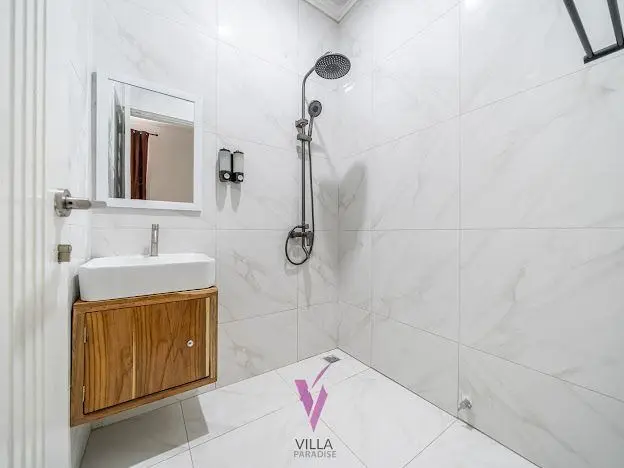 2 Bedrooms Kerobokan | Bathtub | Pool — image 3