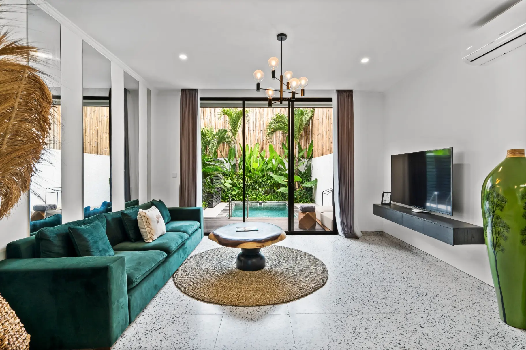 Sunny Nelayan 1- Canggu Luxury 2BR Villa | Pool Near Beaches — image 1