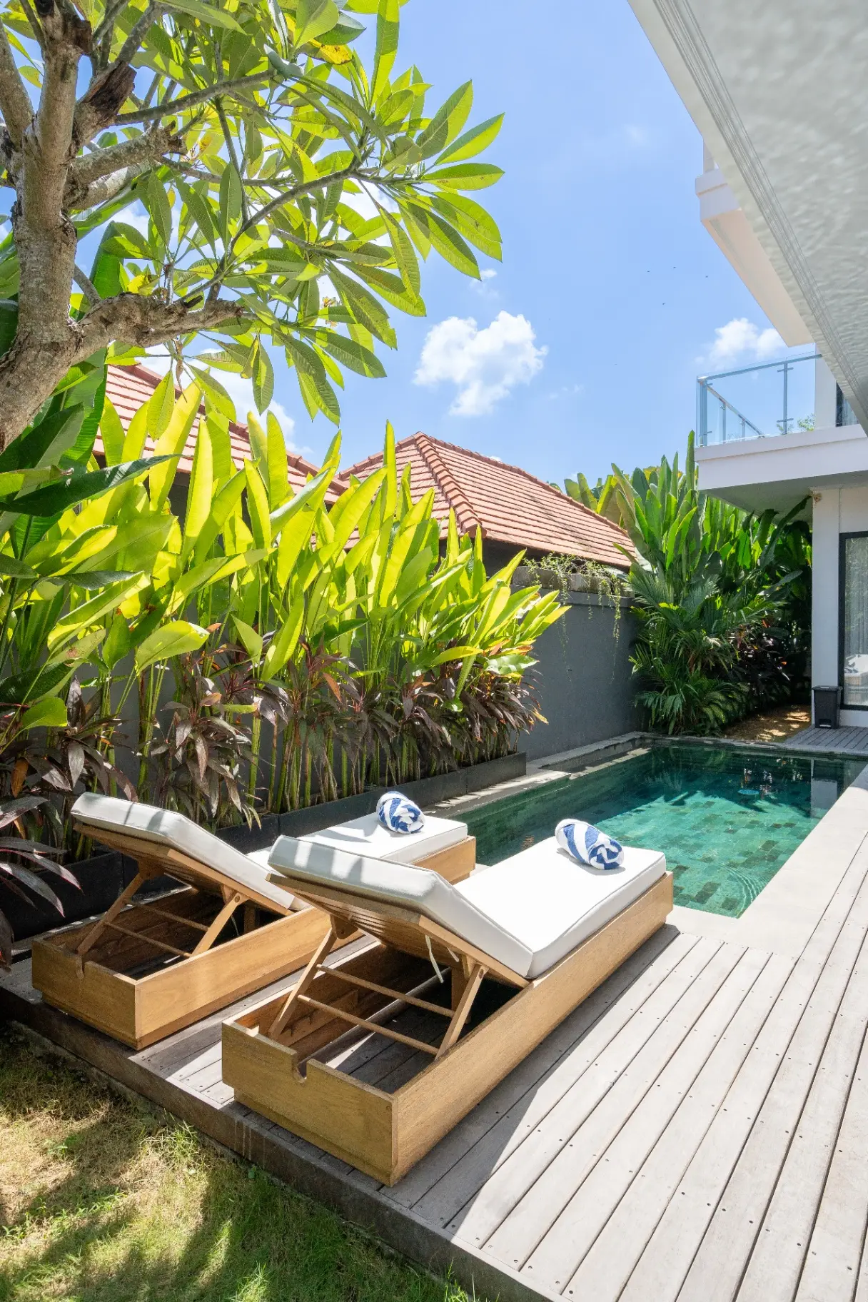 3BR Luxury Designer Villa w/ BBQ Pool & View — image 2