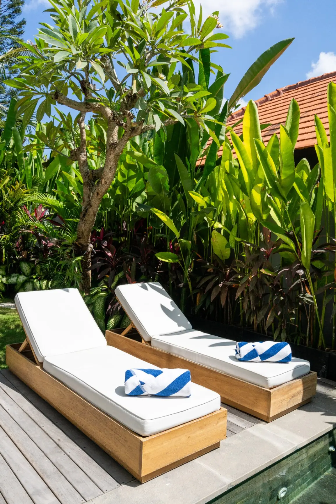 3BR Luxury Designer Villa w/ BBQ Pool & View — image 1