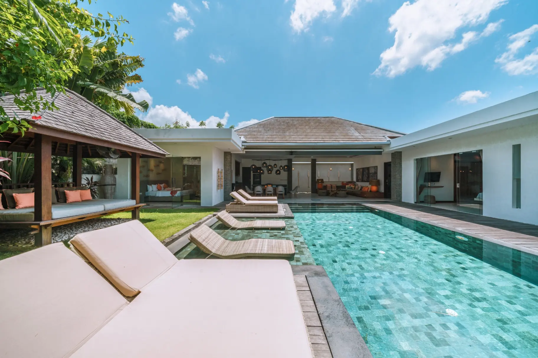 Lux 4bd Designer Villa 2min-Berawa Beach & Finns! — image 4