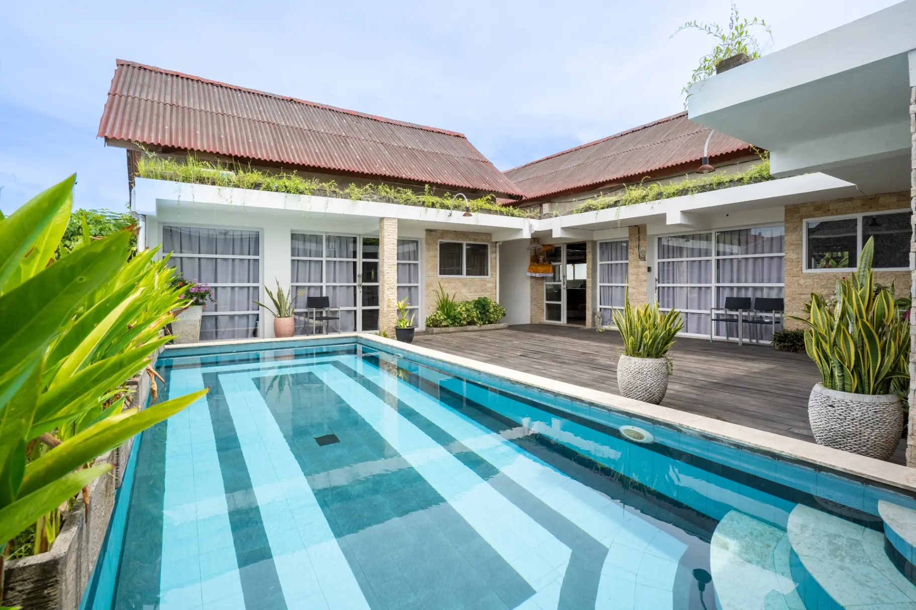Lolo - 1BR Modern Apart w/ Pool Near Berawa Beach — image 2