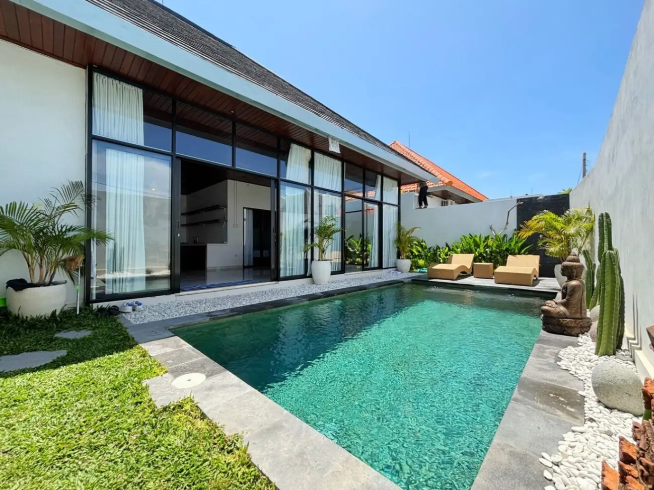 Arizona: 3BR Beachside Pool Villa w/ Tropical vibe — image 1