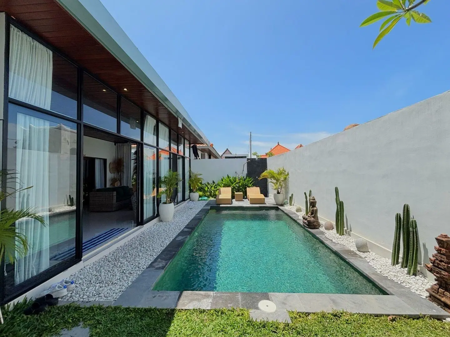Arizona: 3BR Beachside Pool Villa w/ Tropical vibe — image 2