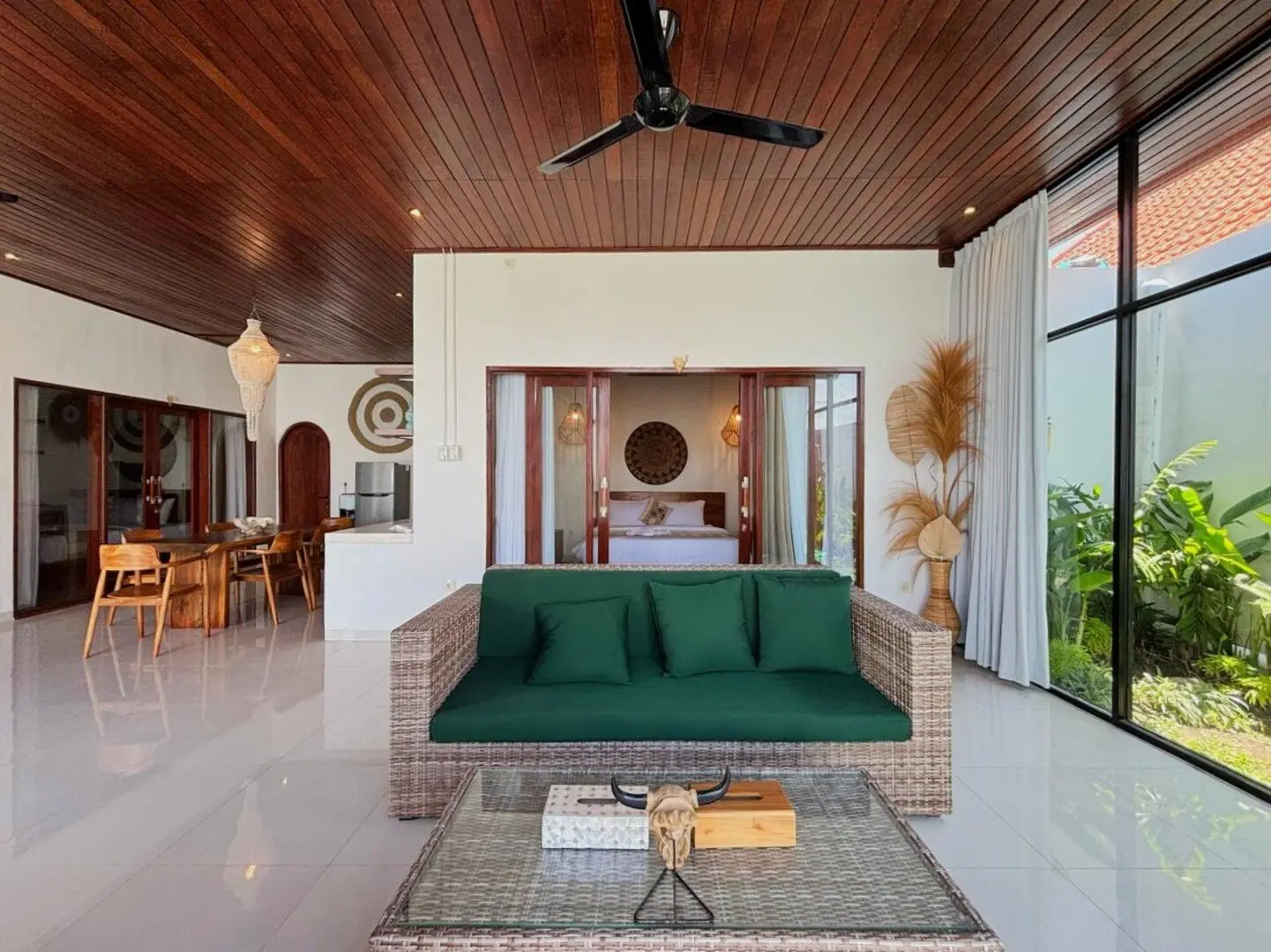 Arizona: 3BR Beachside Pool Villa w/ Tropical vibe — image 3